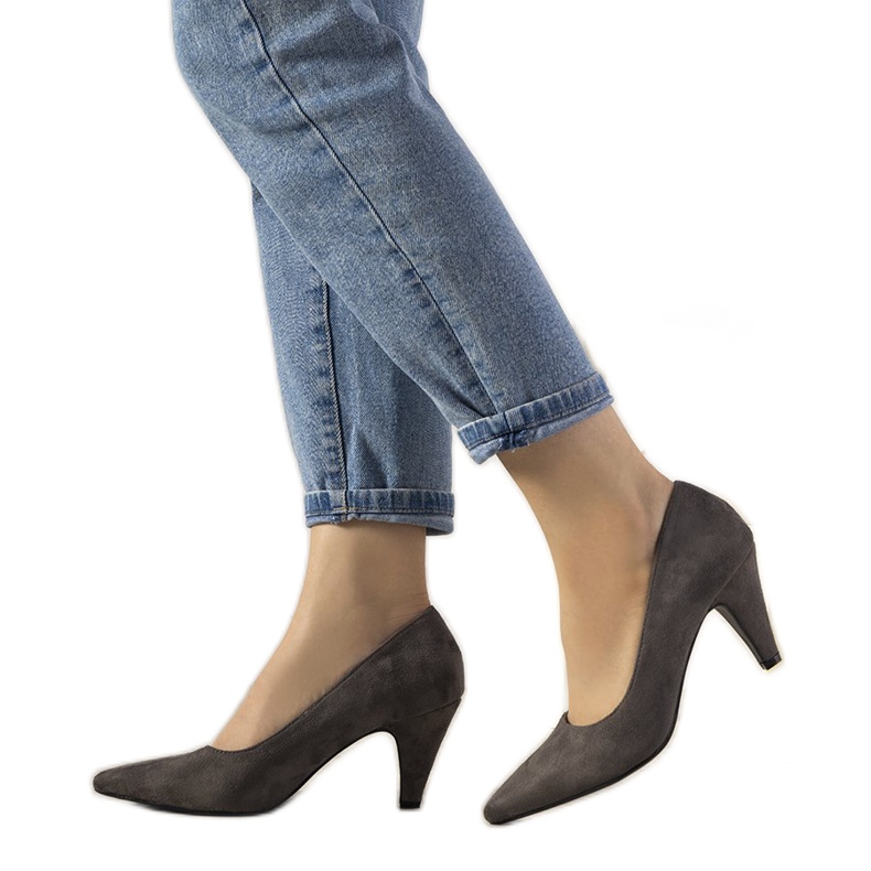 Zapatos grises con tacón grueso de Greca