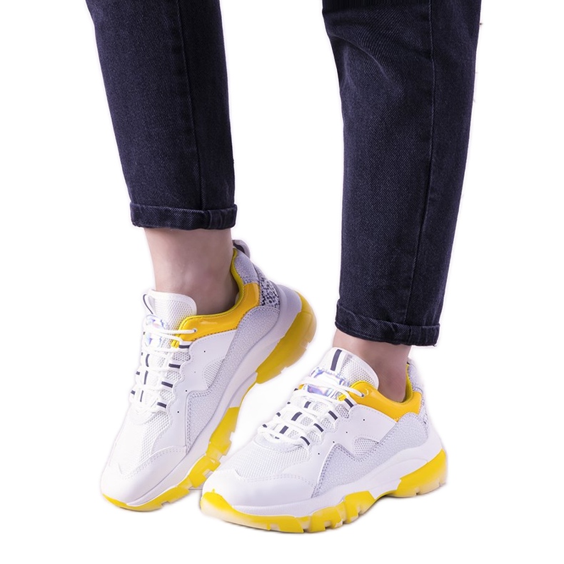 Zapatillas blancas y amarillas con suela ombre blanco