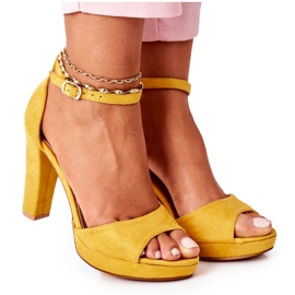 Sandalias de gamuza para mujeres en el poste amarillo