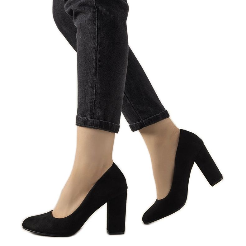 Bombas negras en el puesto de Selva negro Bombas negras en el puesto de Selva negro