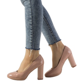 Zapatos de salón lacados en rosa en el pilar Bellisima