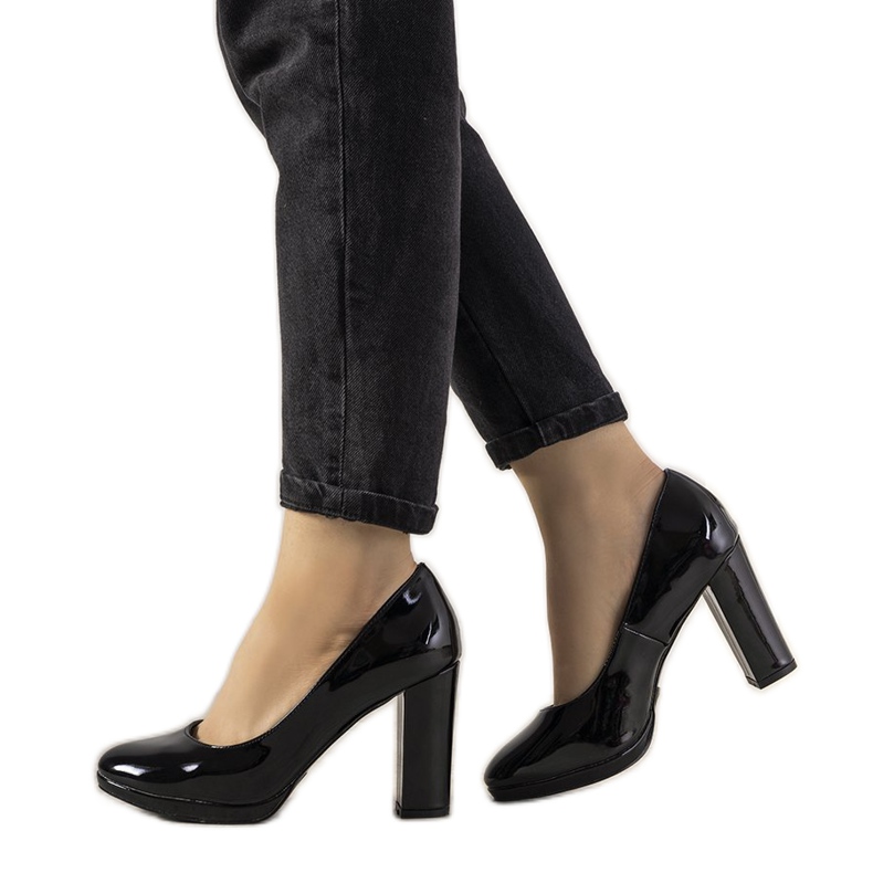 Zapatos de salón lacados en negro en el pilar Bellisima