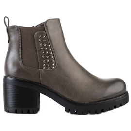 J. Star Botas calientes en el poste verde