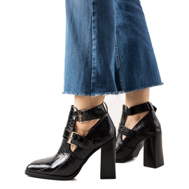 Botas negras en un poste con el patrón de piel de cocodrilo de Maybelle negro