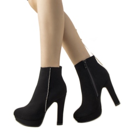 Botas negras elegantes en el poste de Tormento negro
