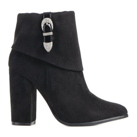 Botas negras elegantes en el poste de Esgle negro