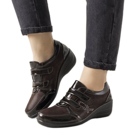 Zapatos brogues marrones en el tacón de cuña baja Tiffy marrón