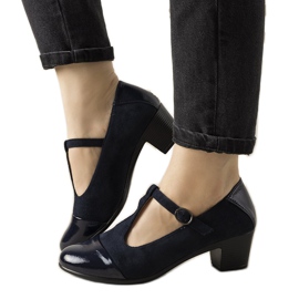 Zapatos de salón azul marino en un pilar con una puntera de postre barnizada