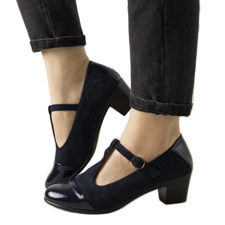 Zapatos de salón azul marino en un pilar con una puntera de postre barnizada