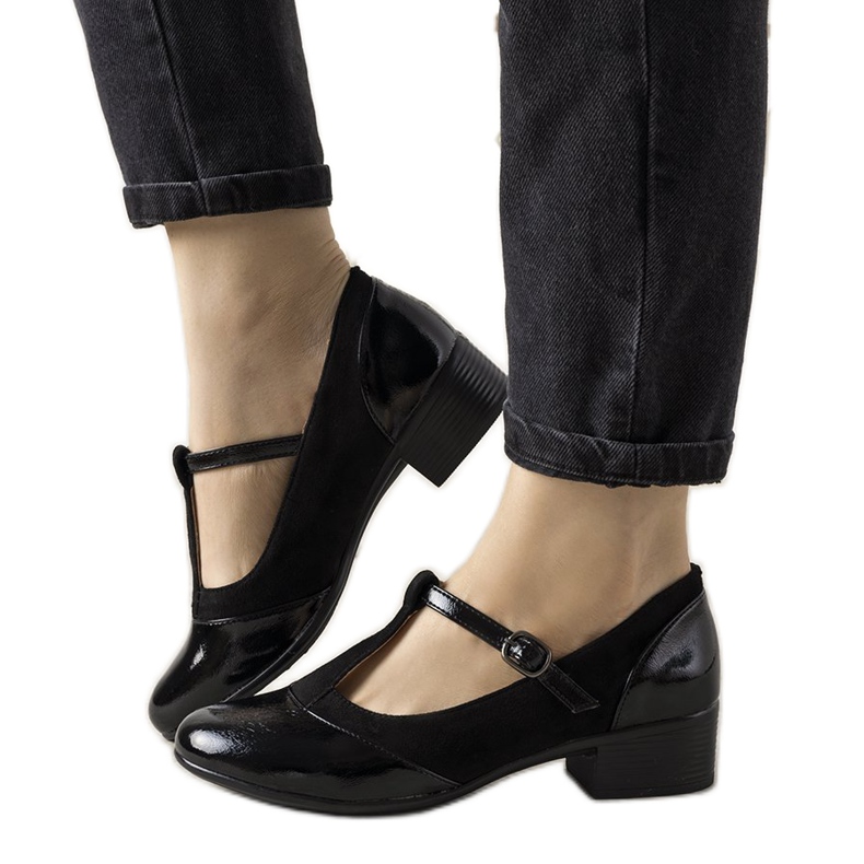 Zapatos de tacón negros en un pilar con una puntera de Manam barnizada