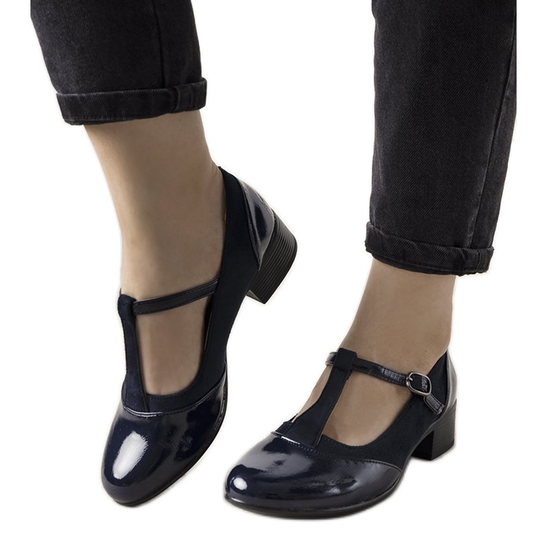 Zapatos de salón azul marino sobre un pilar con una puntera de Manam barnizada Zapatos de salón azul marino sobre un pilar con una puntera de Manam barnizada