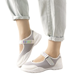 Deportivas grises y blancas con aplicación holográfica de Melania blanco Deportivas grises y blancas con aplicación holográfica de Melania blanco