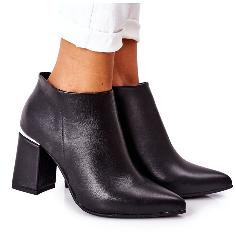 Botas de cuero en un poste raglán negro
