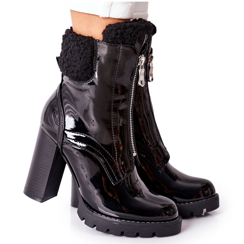 Botas negras lacadas en un poste Arleston negro