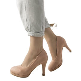 Bombas rosas en un tacón de aguja Marino