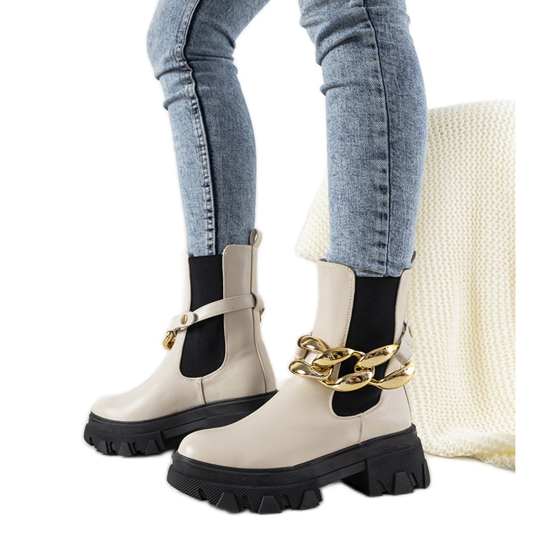 Botas beige con cadena Attention