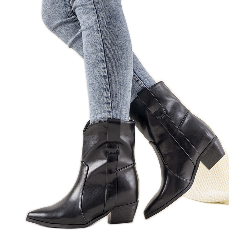 Botas de vaquero negras en un poste de Perlage negro