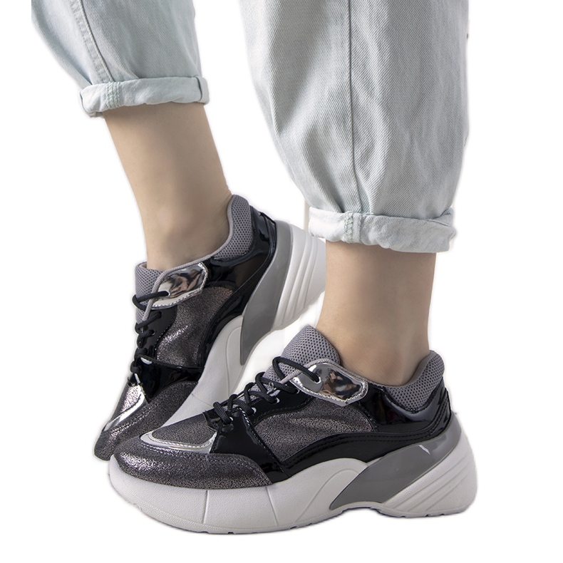 Zapatillas negras con suela alta negro