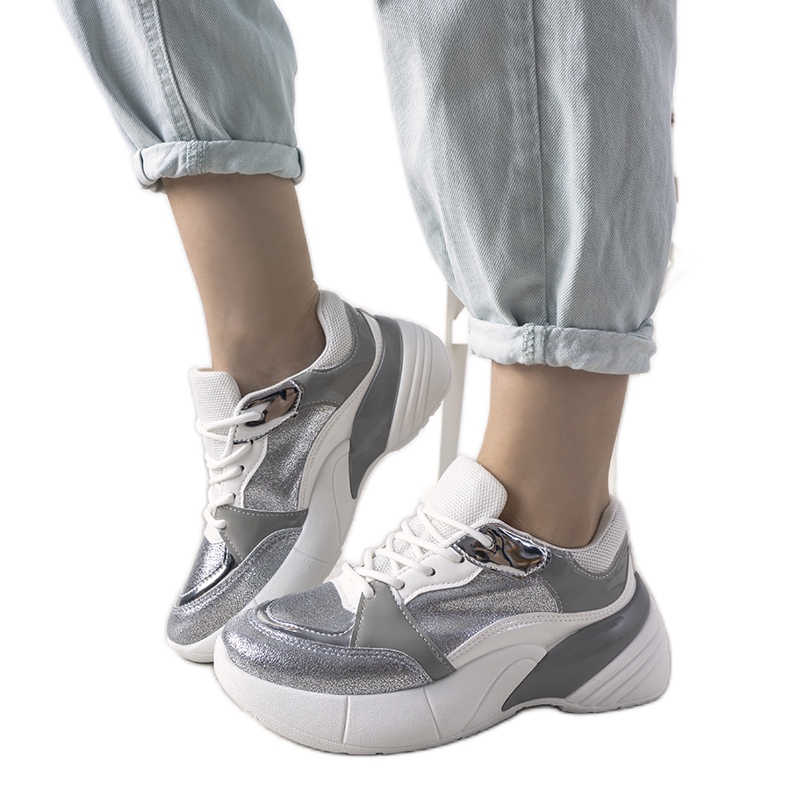 Zapatillas plateadas en suela alta blanco