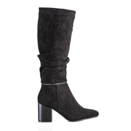 M.Daszyński Botas elegantes en un poste negro