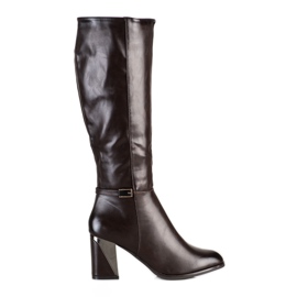 SHELOVET Botas marrones elegantes en un pilar marrón