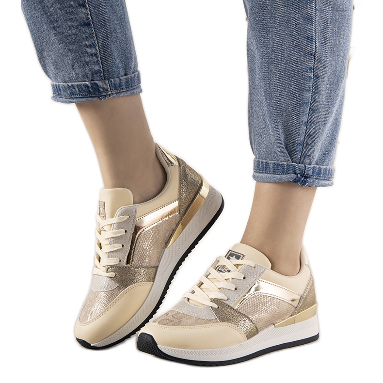 Zapatillas beis con estampado de piel de serpiente de Frances beige dorado
