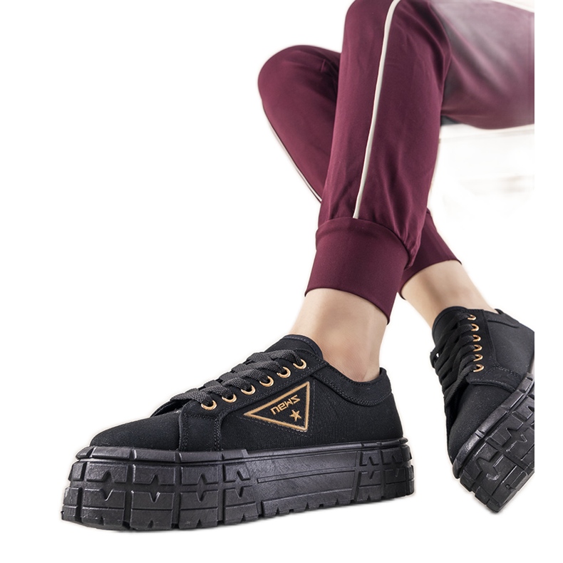 Zapatillas negras sobre suela gruesa de Giselle negro