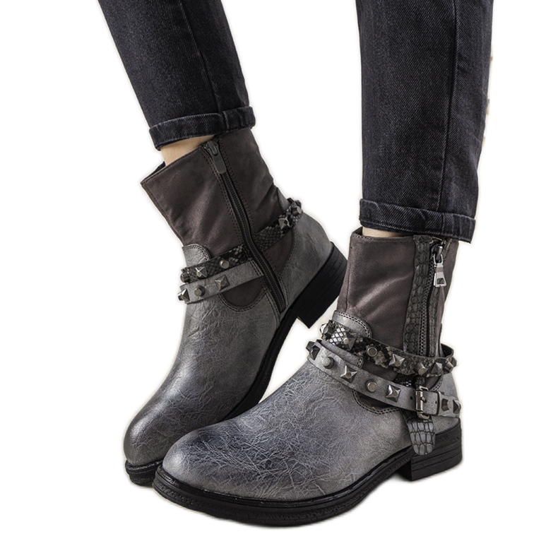 Botas grises con una diadema de Elffie con tachuelas Botas grises con una diadema de Elffie con tachuelas