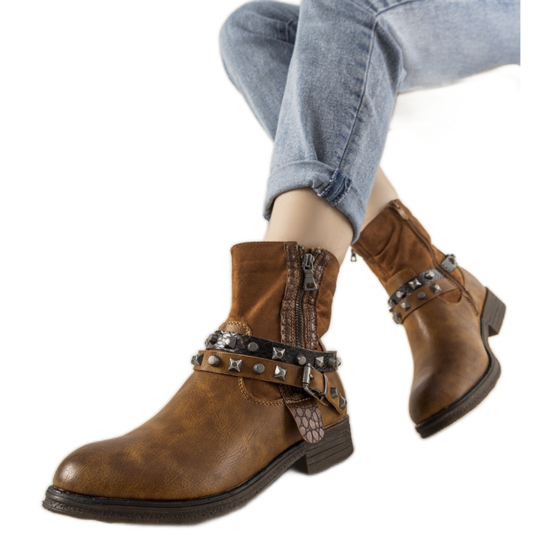 Botas marrones con una diadema de Elffie con tachuelas marrón Botas marrones con una diadema de Elffie con tachuelas marrón