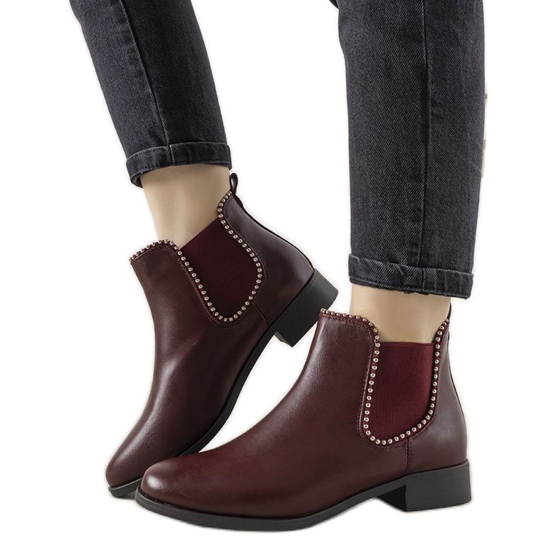 Botines rojos clásicos con banda elástica y tachuelas de merino Botines rojos clásicos con banda elástica y tachuelas de merino