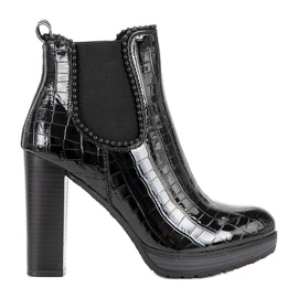 Botines negros clásicos en la publicación Moment