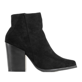 Botines negros en el puesto de Milady Botines negros en el puesto de Milady
