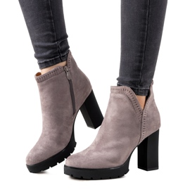 Botas grises en el poste Bushido