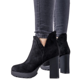 Botas negras en el poste Bushido negro