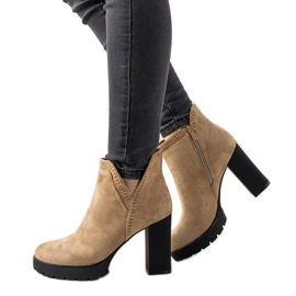 Botas beige en el poste Bushido Botas beige en el poste Bushido