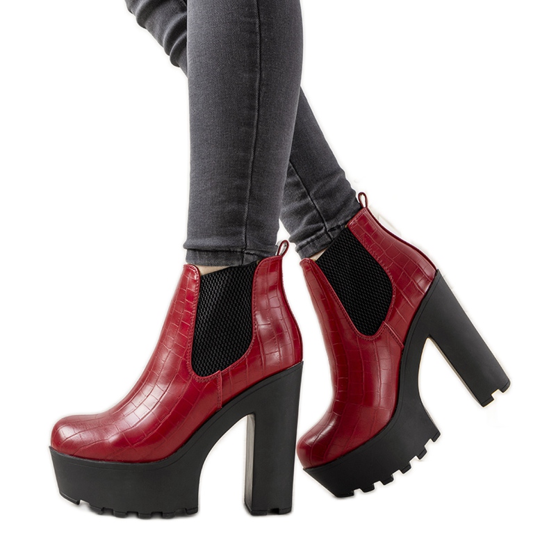 Botines rojos en el poste de Zellola Botines rojos en el poste de Zellola