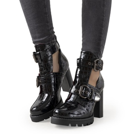 Botines lacados en negro en el poste Step