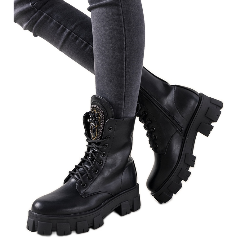 Tramperos negros con lengua romana decorativa Tramperos negros con lengua romana decorativa