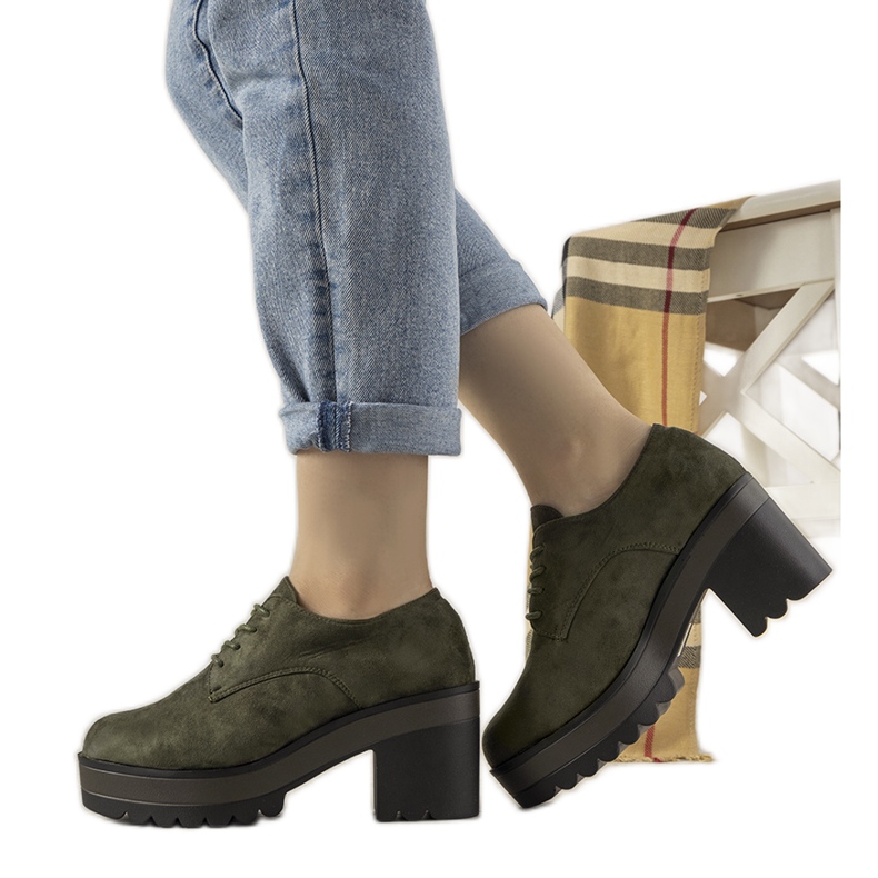 Botines verdes de corte bajo en el poste de Cecina