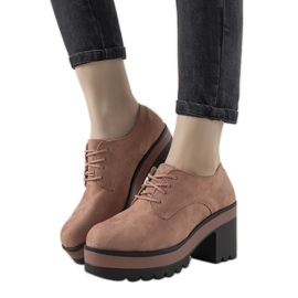 Botines rosas con cordones en el poste de Cecina