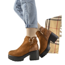 Botas marrones elegantes en el poste de Haland marrón
