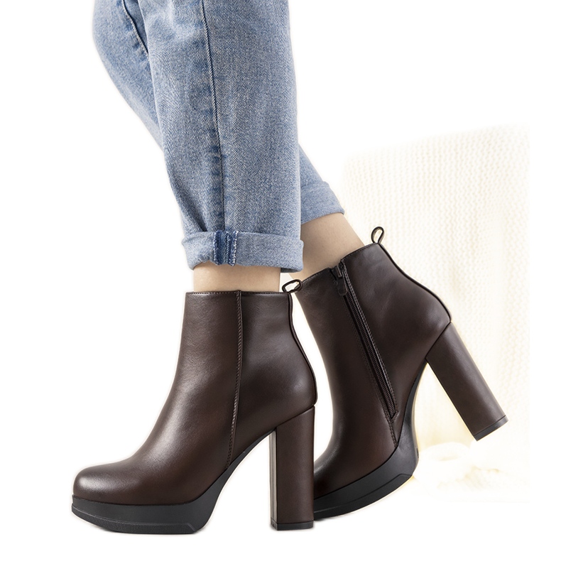 Botines marrones de mujer clásicos en el puesto de Feria marrón Botines marrones de mujer clásicos en el puesto de Feria marrón