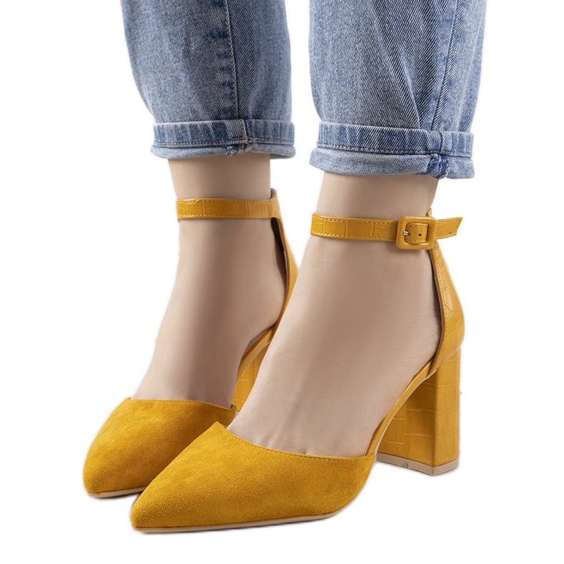 Zapatos mostaza en el poste de Natalie amarillo