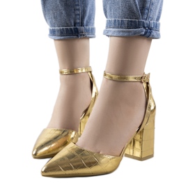 Bombas de oro en el pilar Davies dorado