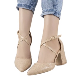 Bombas beige en un poste de Strutt