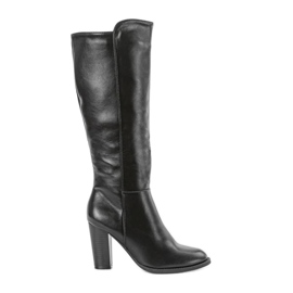 Botas negras en el poste de Monic negro
