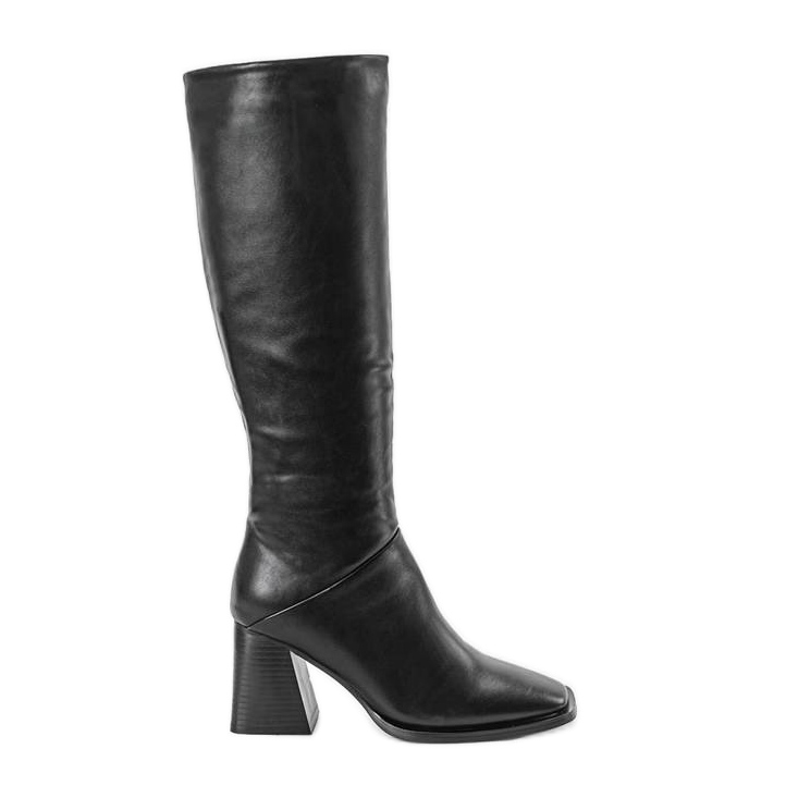 Botas negras en el puesto de Rosina negro