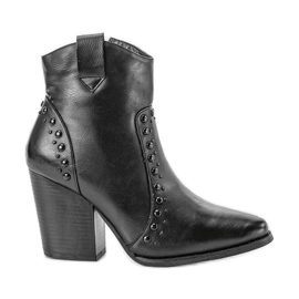 Botines negros en el poste de Mero