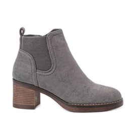 Botas grises en el poste de Hanah
