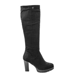 Botas negras en el puesto de Phoenix negro
